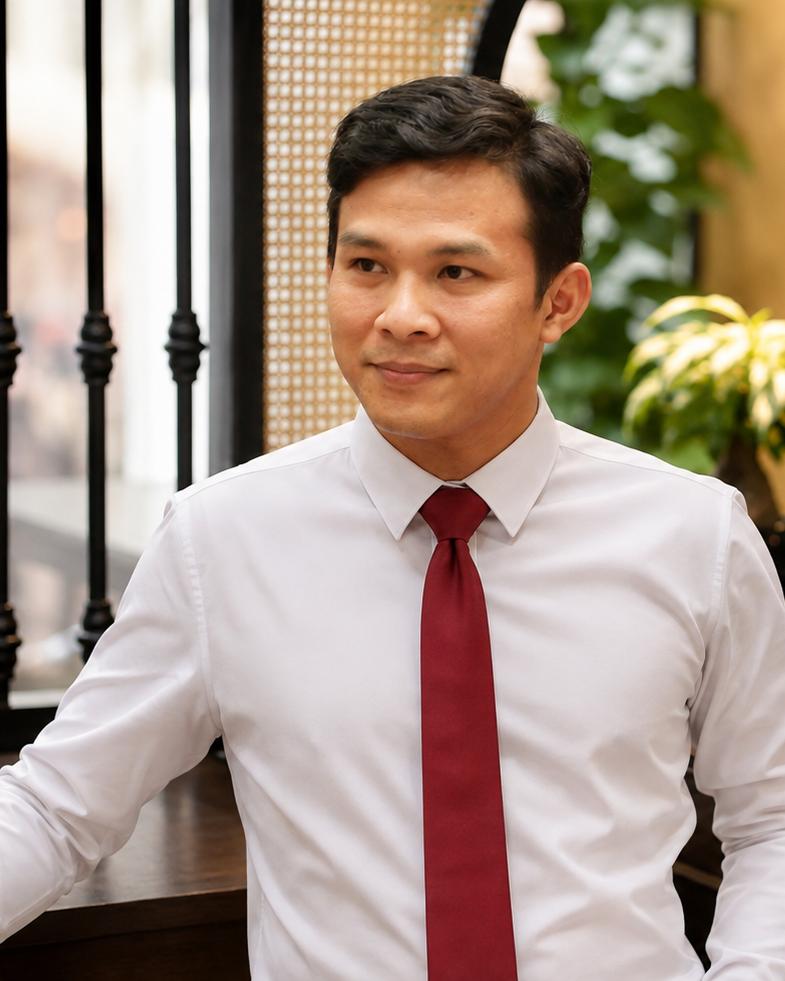 Chân dung Operator áo sơ mi trắng cà vạt đỏ, đứng tại không gian nhà hàng có cổng vòm và cây xanh